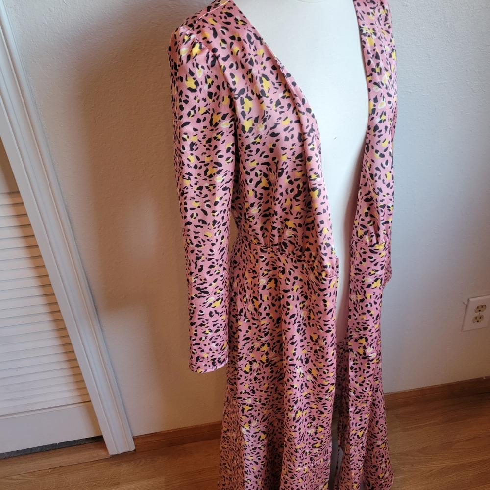 Like New Pink Leopard Print Long Sleeve Satin Midi Wrap Dress small - Picture 7 of 15